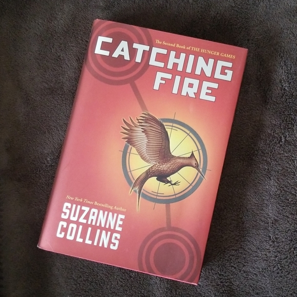 Catching Fire -2nd Book in Hunger Games Series - Picture 1 of 3